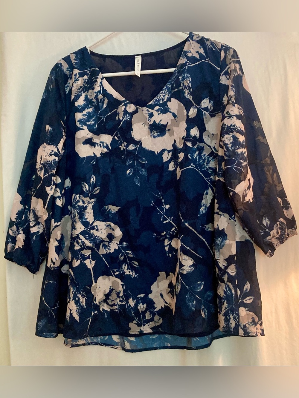 Mia & Tess Navy Blue Floral V-Neck Lined Blouse Size M